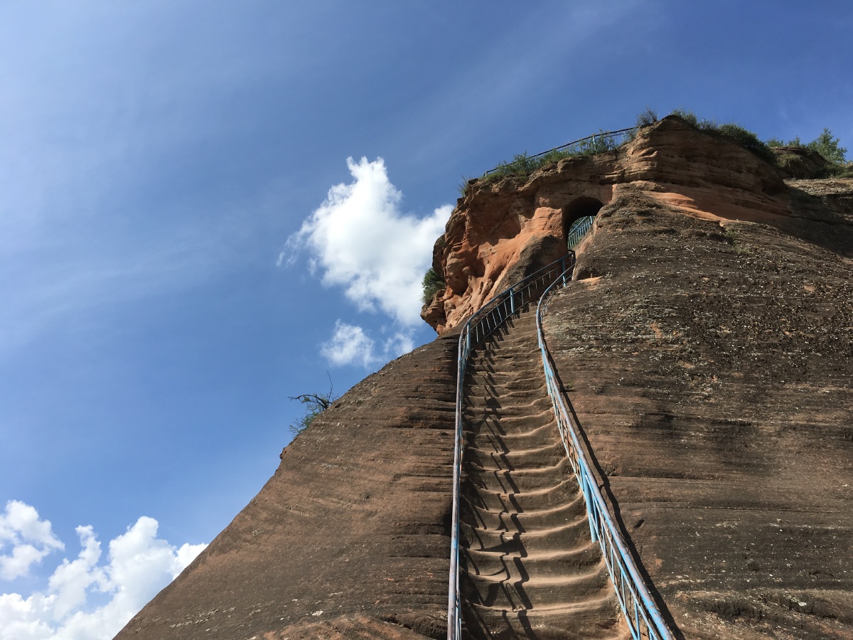 三台山位于陕西省延安市志丹县风景宜人山势陡峭如今这里已荒废成为无