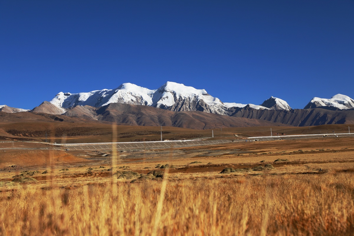 念青唐古拉山,在当地的传说中,它是一匹有着天鹅的美丽姿态的神马
