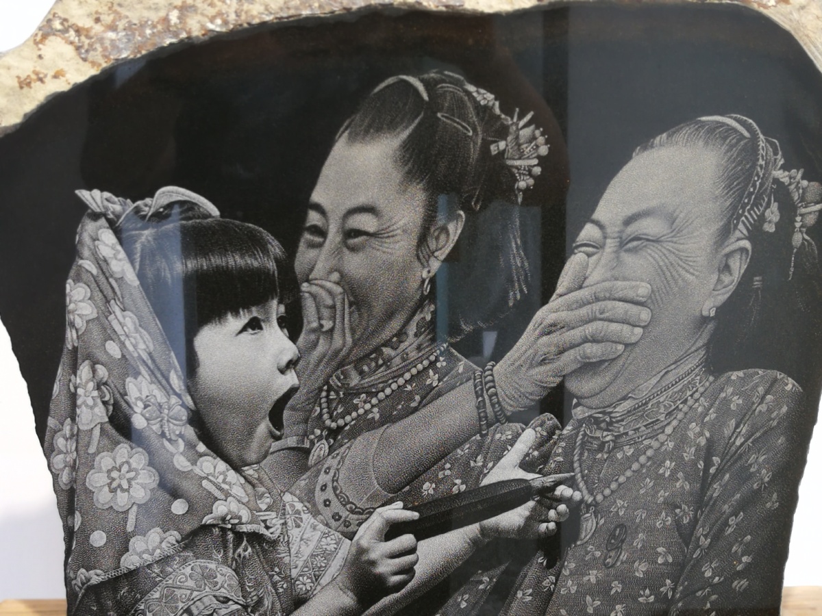 三雕文化之影雕在惠安崇武参观旭宏艺苑时有幸见到了高级工艺美术师