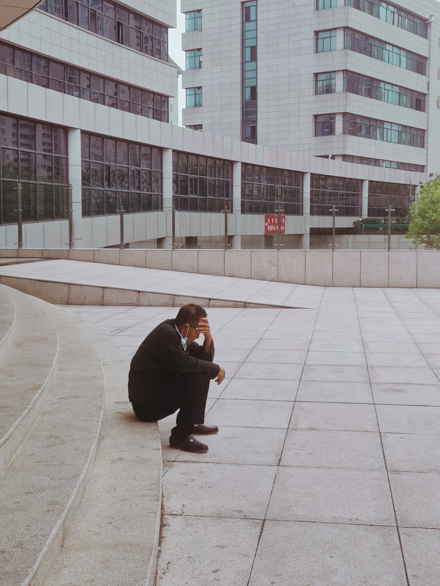 医院门口的老人是无奈是绝望