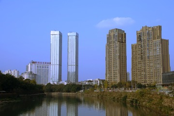 163043