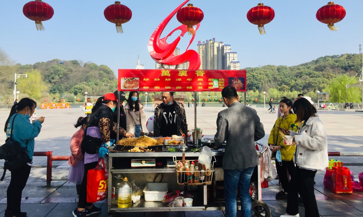 香飘飘夫妻俩摆了一个小吃摊方便了来公园游玩的人们6月火爆的地摊