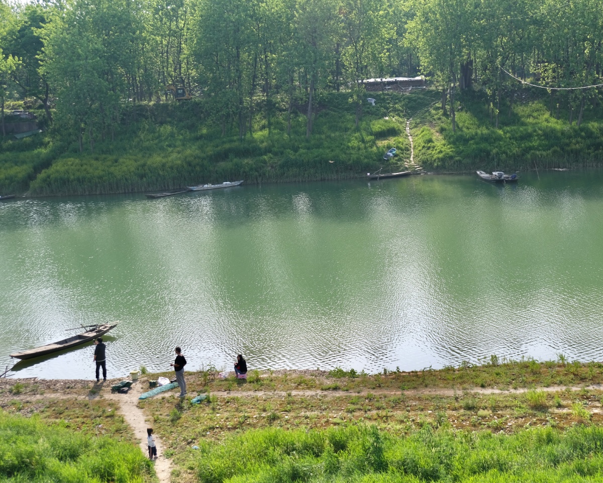 4月19日一家人来到了郊外的小河边,享受着春天的阳光,拿着手机拍个不
