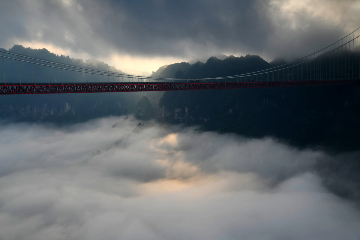 云和雾簇拥下的矮寨大桥