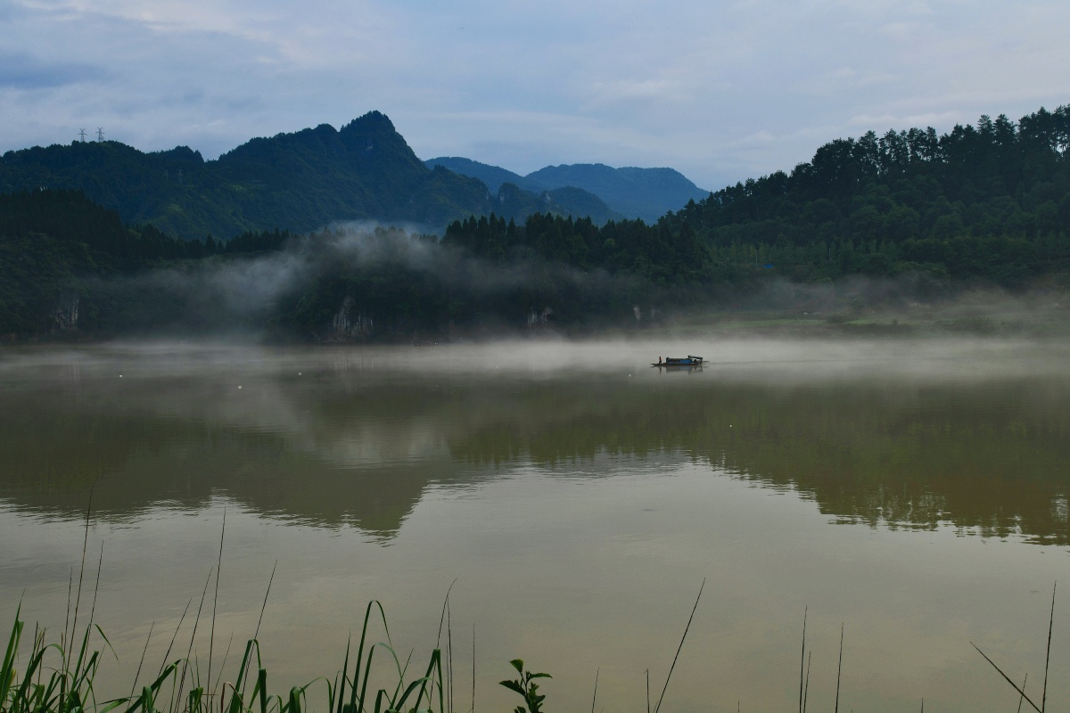 远山近水小小船