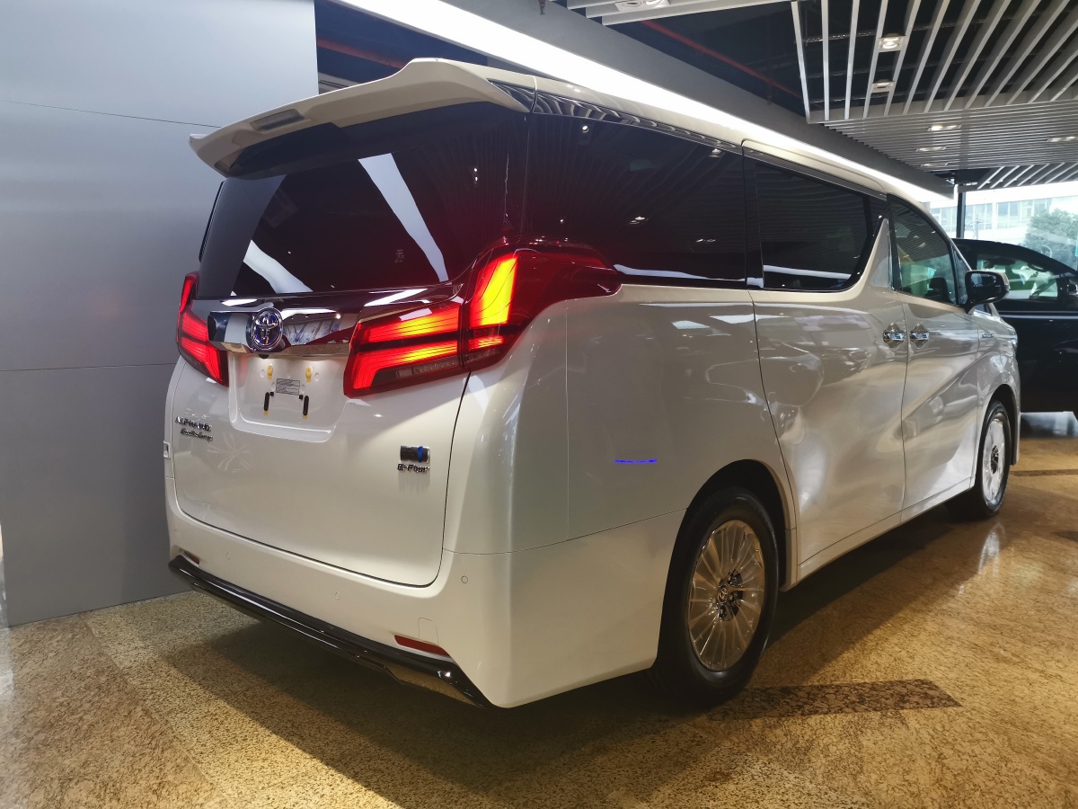 网红高端商务保姆车丰田埃尔法