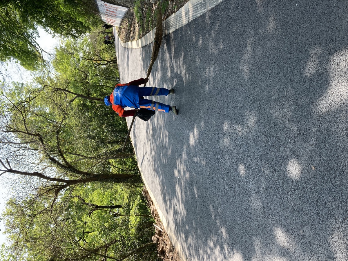 劳动的双手换来美好的舒适环境,我们要学会感恩,一起守护好!