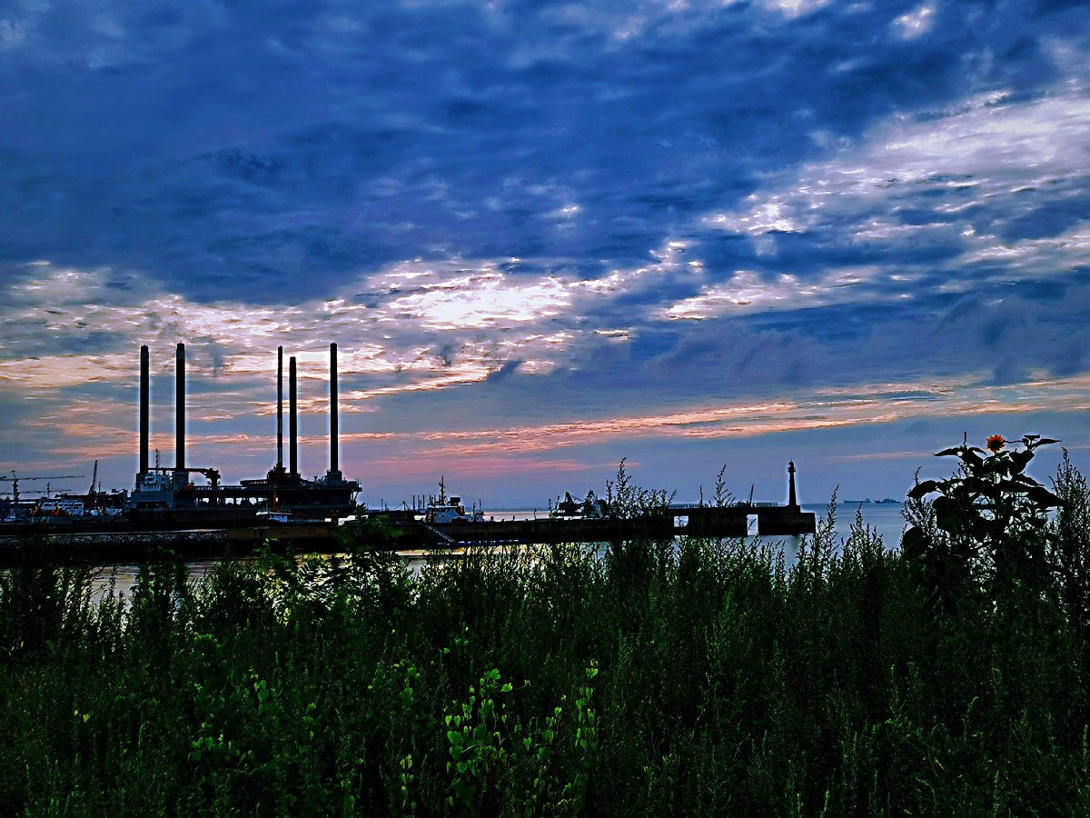 唯美晨光2020825日5时左右手机摄于大连甘井子区钻石湾