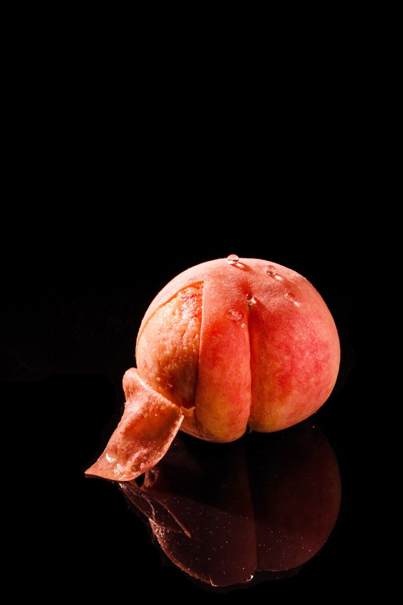 水蜜桃黑色背景下的特写镜头
