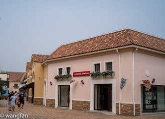156881