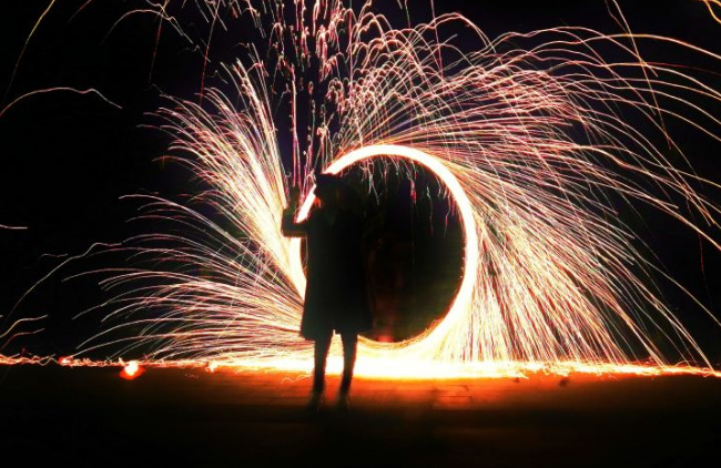 下面这2张都是朋友手持拍的,前两张有点抖,最后一张稍微好一点烟花燃