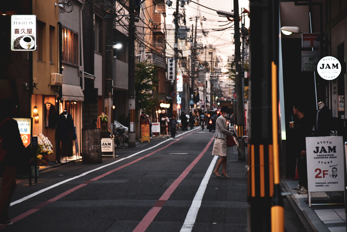 京都二条通京都的街道尺度都是那么小小的走在其中会有种莫名的亲切感