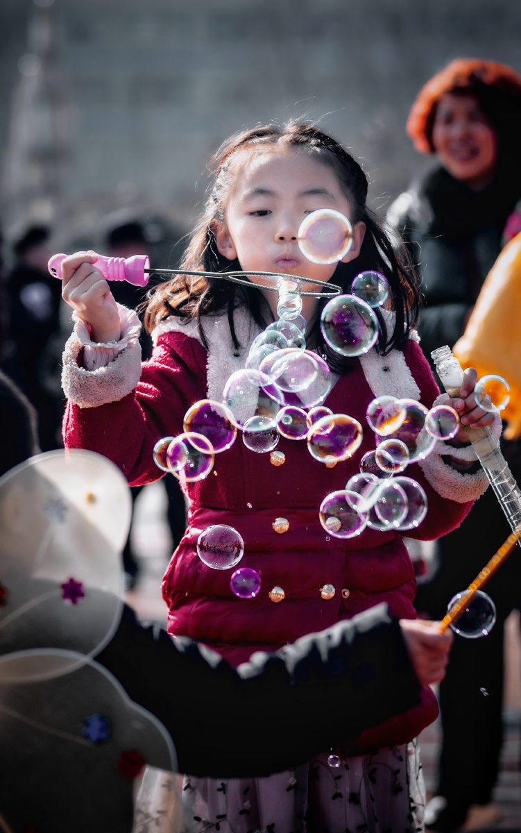 童年· 几年前我们这的广场上拍的,吹泡泡的小女孩,玩的非常投入 - 烟