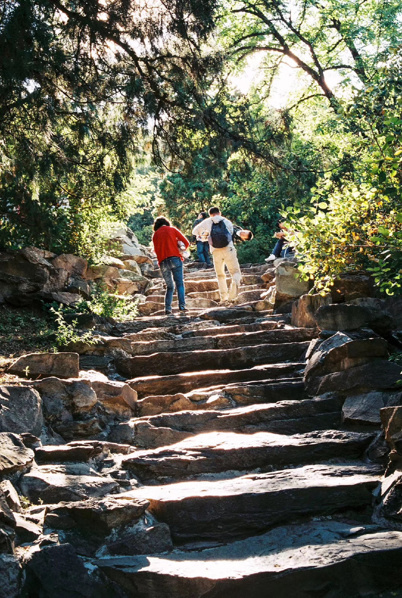 爬香山看到一家三口想爸妈