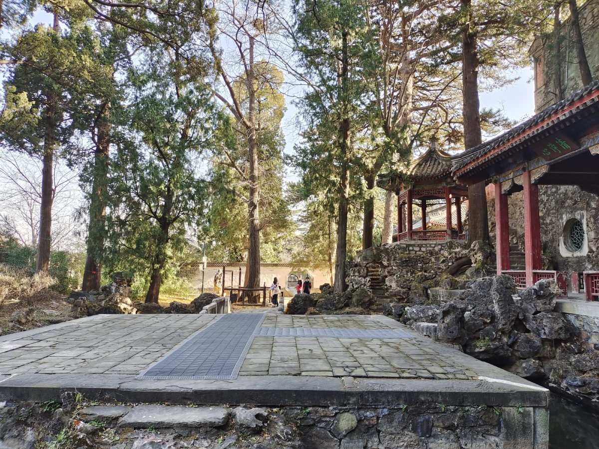 西山碧云寺北路有一处非常有特色的院落水泉院这里清泉石上流碧水翠绿