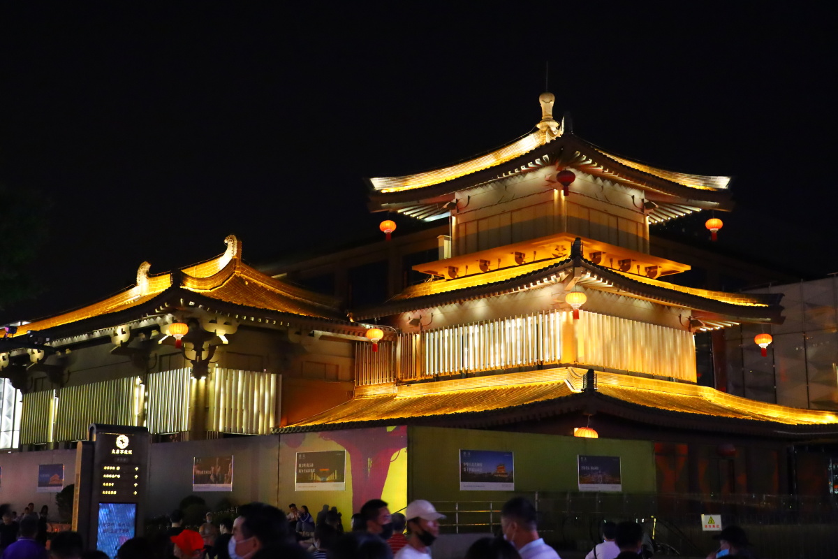 大雁塔不夜城是西安精心打造的最佳景区每当夜暮降临这里都会上演大唐