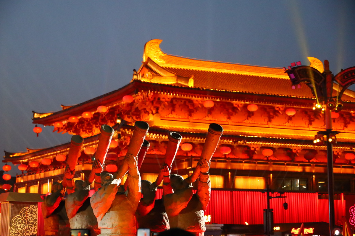 西安市旅游业的一块金字招牌南北长2100米宽500米的一条以展示唐文化