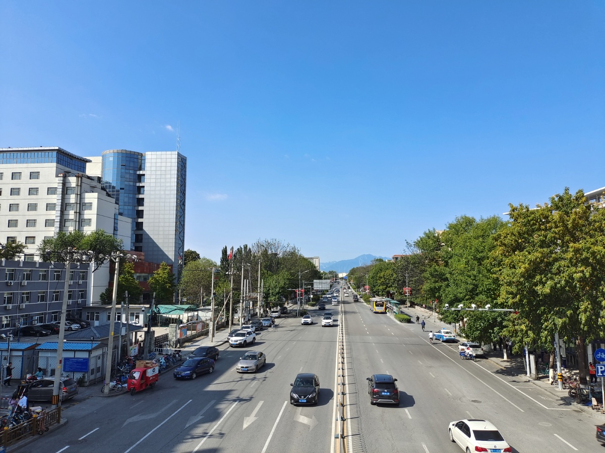 国庆节散记良乡到处都是节日气氛还有各种活动街上也不如平时工作日