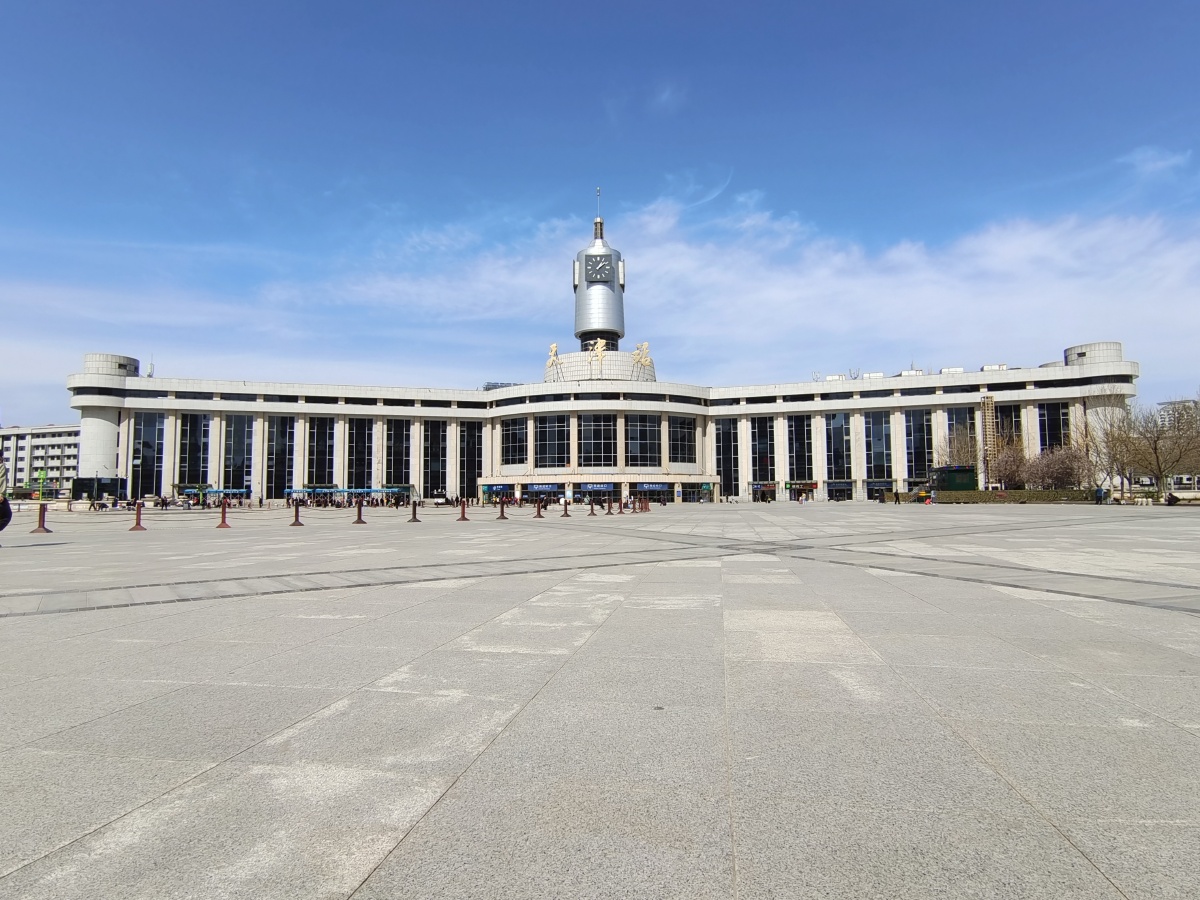 天津津湾广场周边风景如画海河作为一条纽带把许多景点串联起来天津站