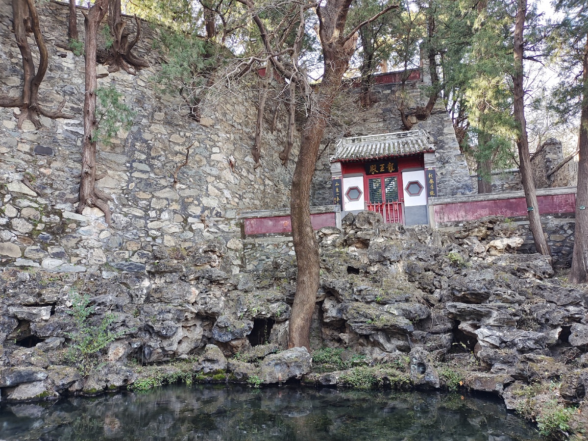 西山碧云寺北路有一处非常有特色的院落水泉院这里清泉石上流碧水翠绿