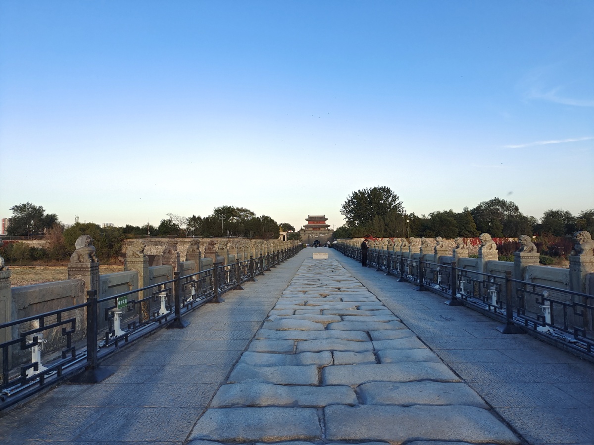 卢沟桥历经沧桑八百年至今依然发挥着它特定历史的使命那就是见证七七