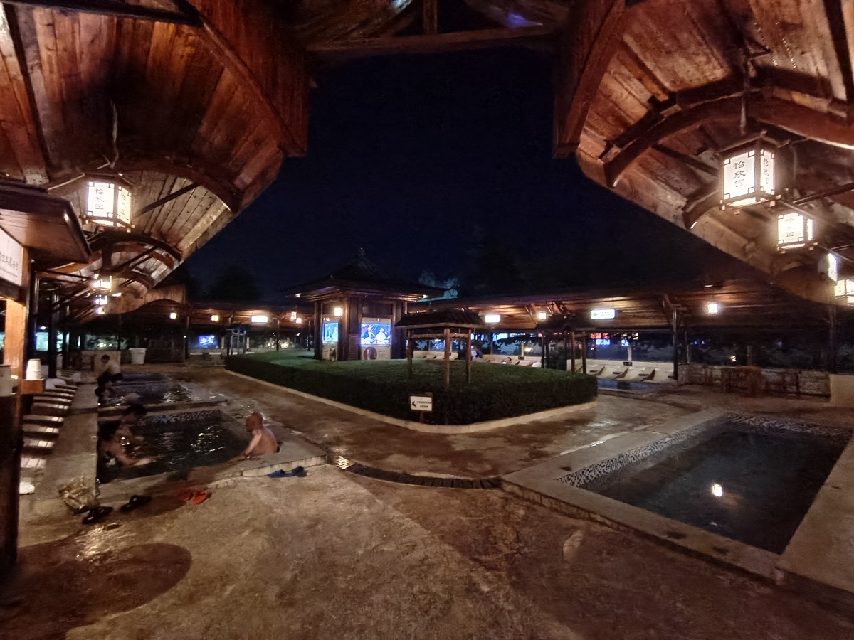 天沐温泉山水一色晚上来此泡温泉去除一天旅行的疲劳再去冲个浪是不是