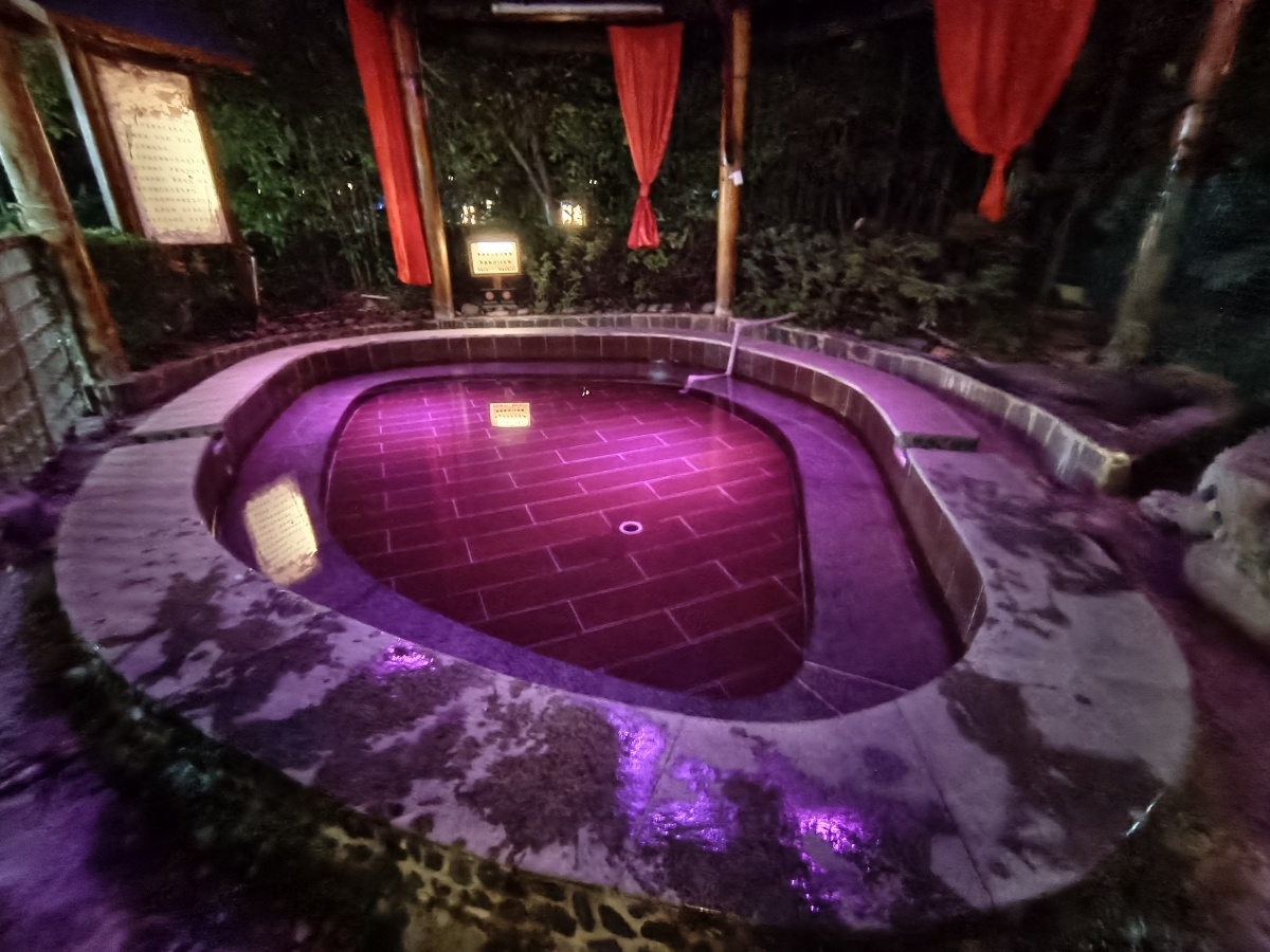 天沐温泉山水一色晚上来此泡温泉去除一天旅行的疲劳再去冲个浪是不是