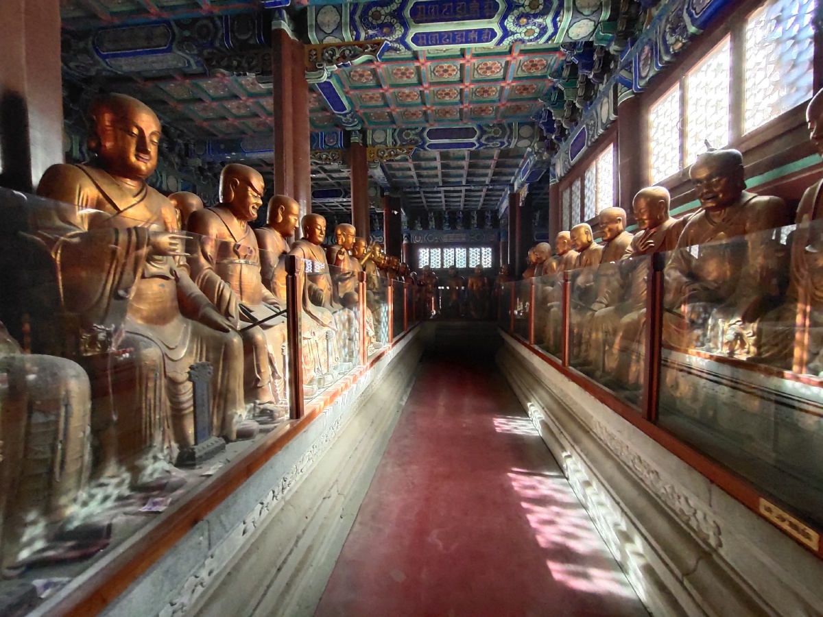 香山碧云寺五百罗汉堂塑像群各个栩栩如生惟妙惟肖是国内不可多得的