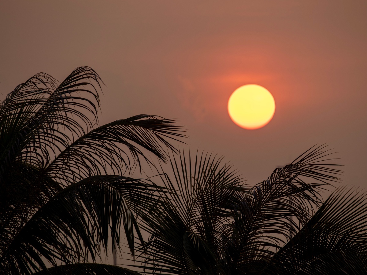 日落黄昏时,太阳像蛋黄挂在天空上