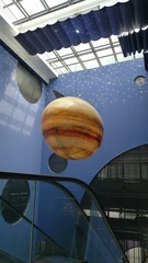 2564569