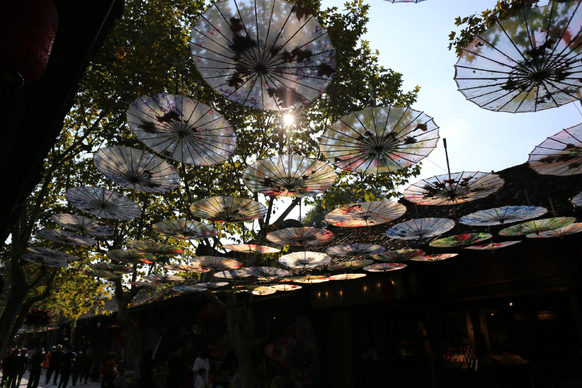 安仁古镇漂亮的油纸伞