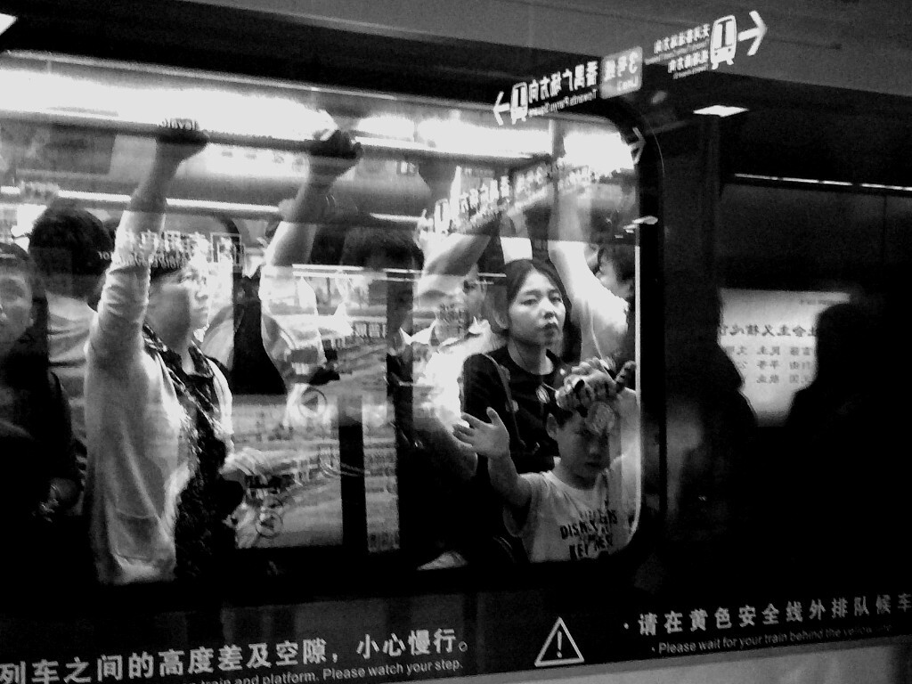 3号线是广州最拥挤的地铁路线。每天都有无数的都市人为了追上这个城市的步伐，为了更好的生活在拼命赶着这趟列车。<br />
车内的人面露疲色，孩子也被逼到角落，而这不过是这里每天都会发生的事情。
