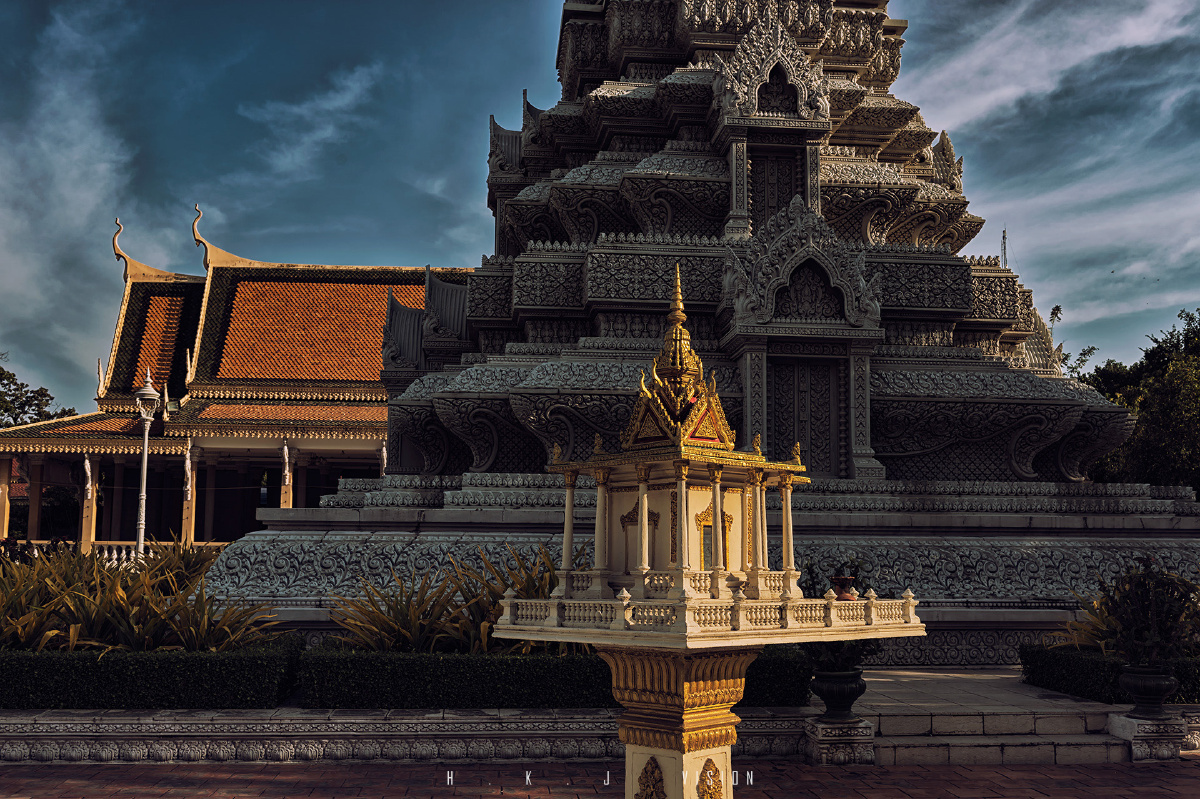 金边大王宫高耸的佛塔和建筑,庄重且威严.