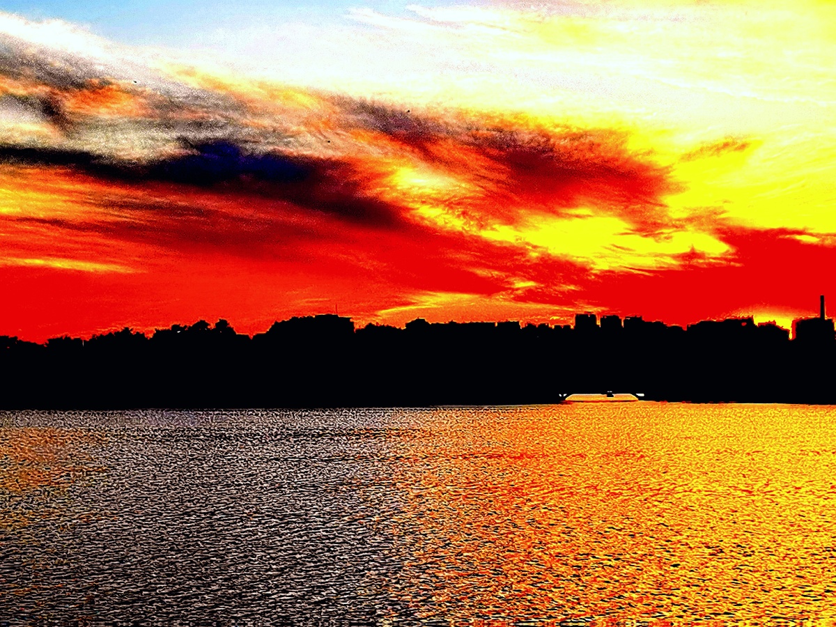 一道残阳铺水中半江瑟瑟半江红