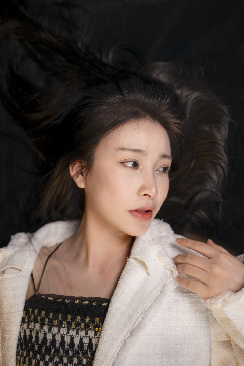 室内哭泣的女孩 - 随手拍cici - 图虫