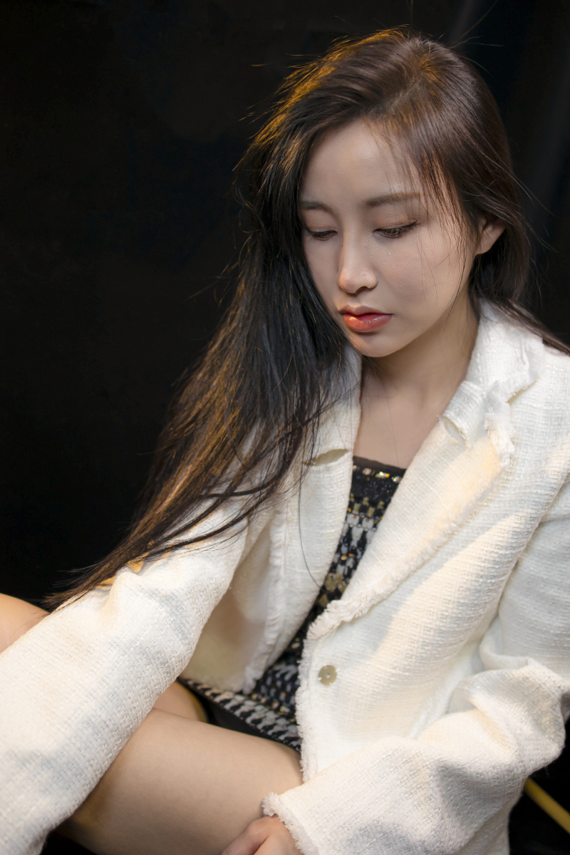 室内哭泣的女孩 - 随手拍cici - 图虫