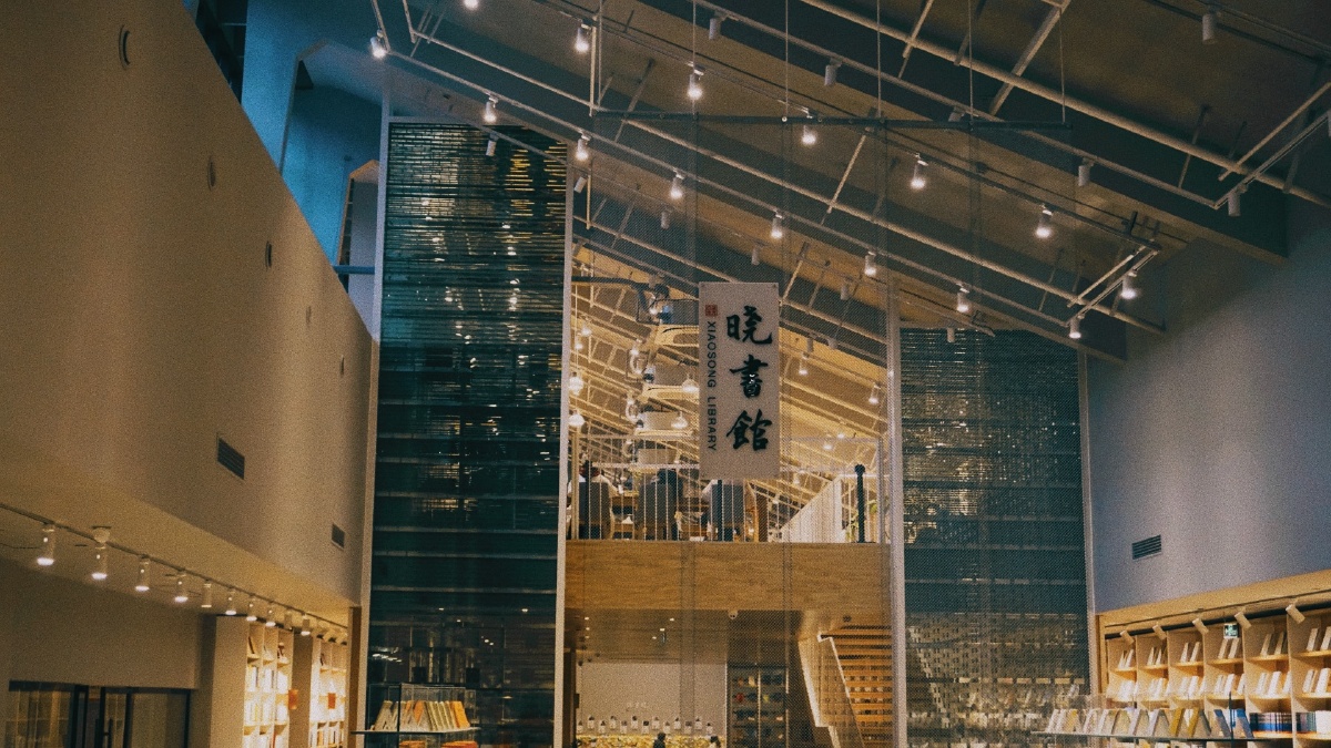 摄于南京晓书馆小时候的梦想就是自己能开一家书馆书馆里面全都是自己