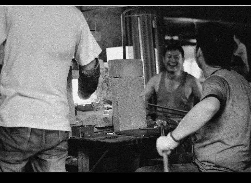 炎热的夏天，炎热的小工厂里，有许多人在工作，为了家庭为了孩子为了生活真诚的在工作，笑是真的开心，累是真的累。