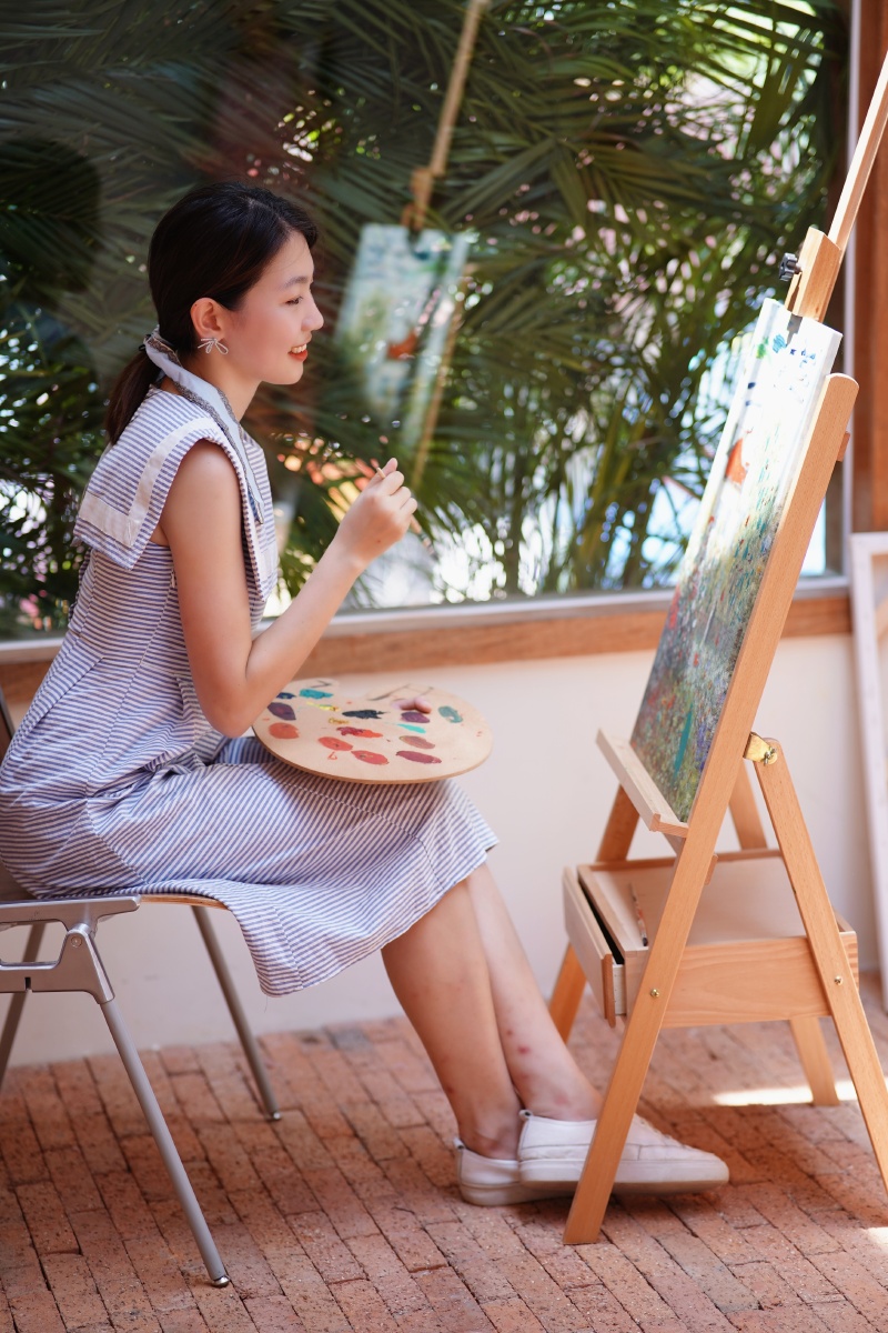 美女画家也爱笑