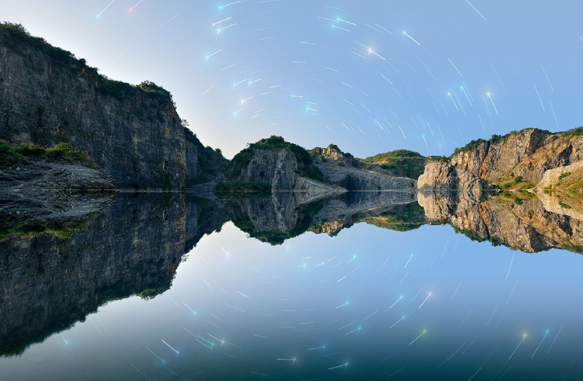 清晨的水面十分平静,就像镜子一般.