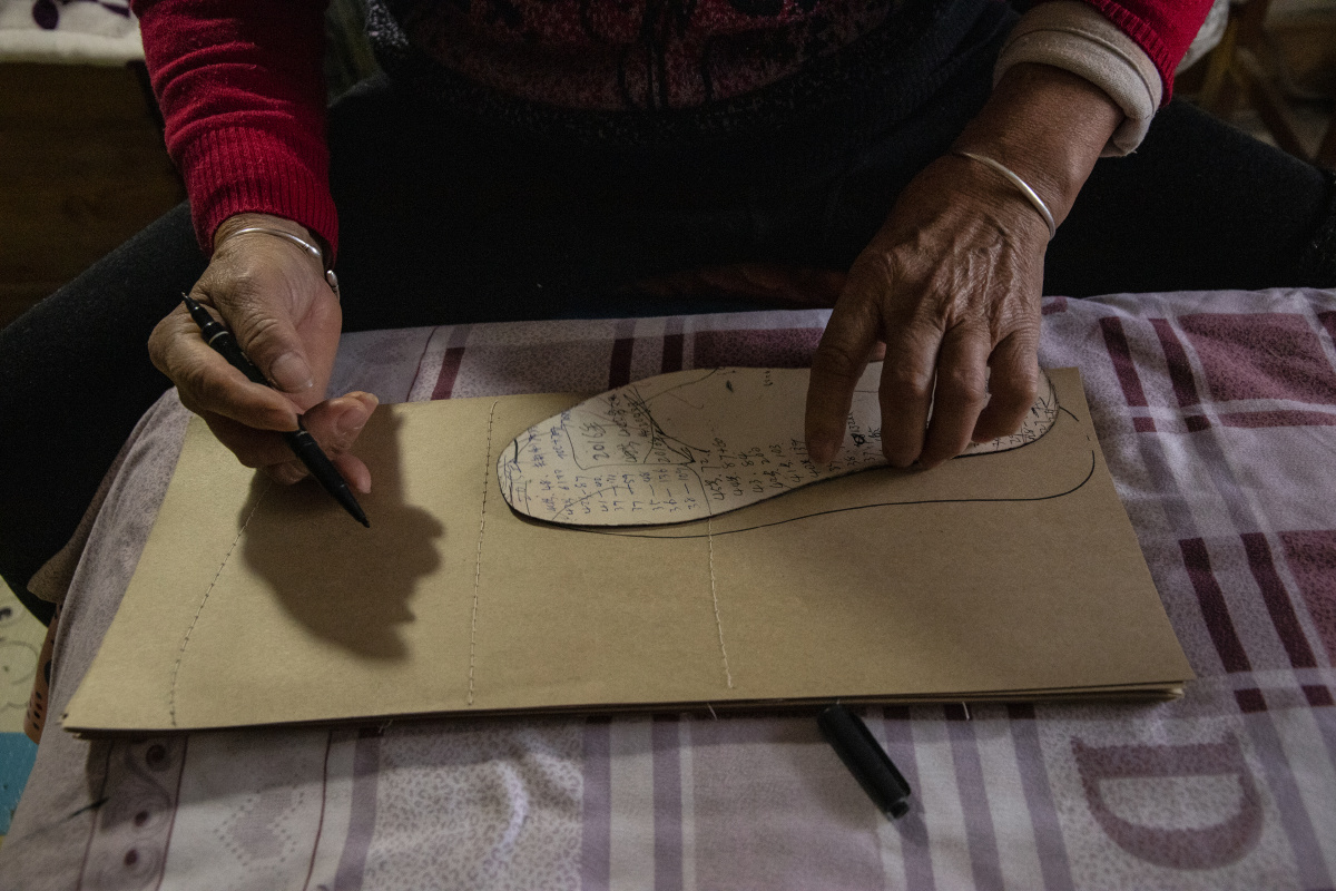 就像我展示了鞋垫的制作过程,第一步拿出鞋垫模具在一种特殊的牛皮纸