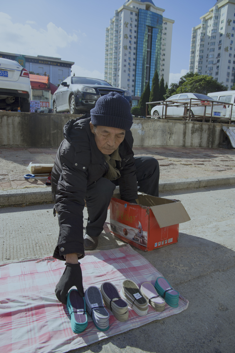 临近中午,爷爷开始收摊,简单的一个箱子把鞋垫不同的码数分开装上,几