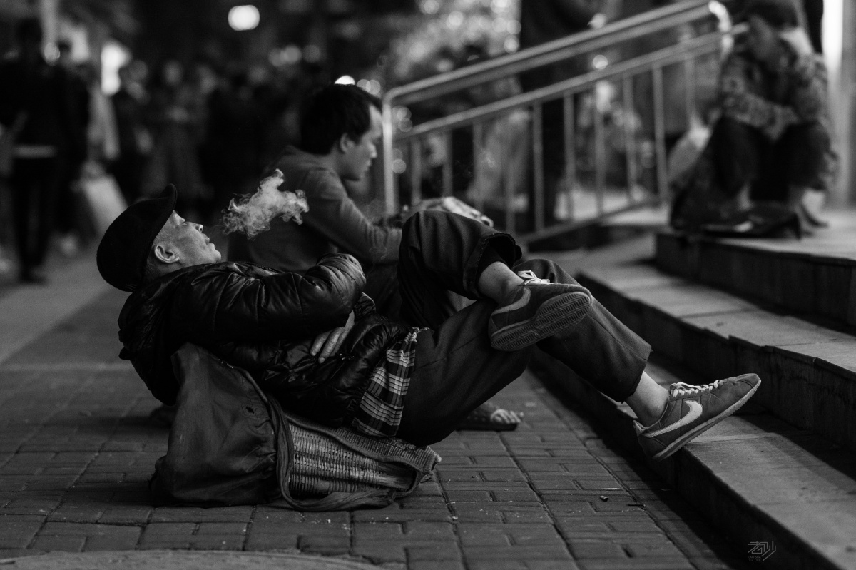 扫街拍摄到的,他们正在商场门口守候揽活儿,年纪稍大的抽烟