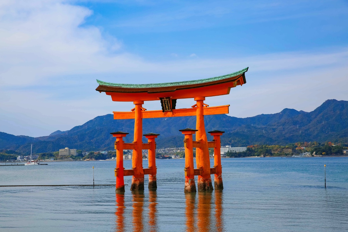 海上鸟居 人间仙境 ——霓虹国世界遗产宫岛 图为矗立海中的红色大鸟