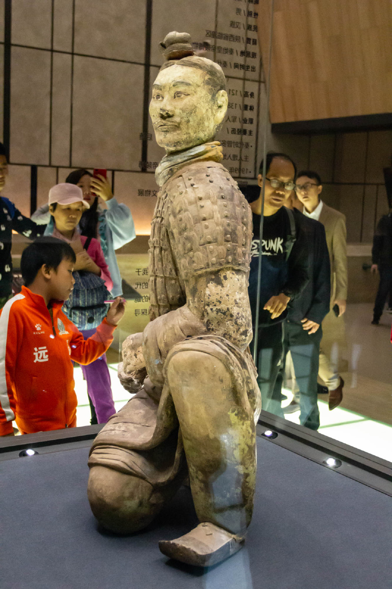 单腿跪姿兵马俑