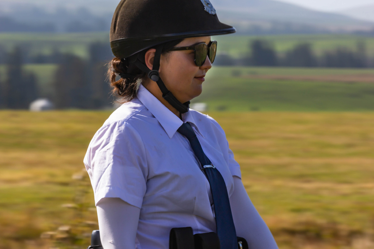 新疆美景那拉提英姿飒爽女骑警