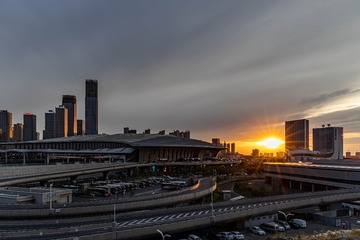 乌鲁木齐站——太阳就要落下地平线了