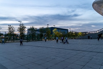 夜色下健身的人们