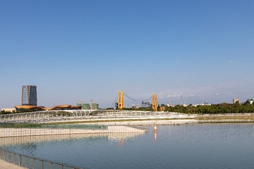 雪山映衬下的现代建筑