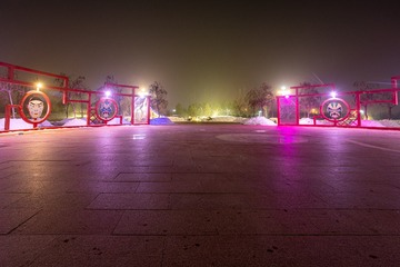 雪夜下的脸谱